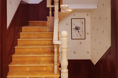 哈密中式别墅室内汉白玉石楼梯的定制安装装饰效果