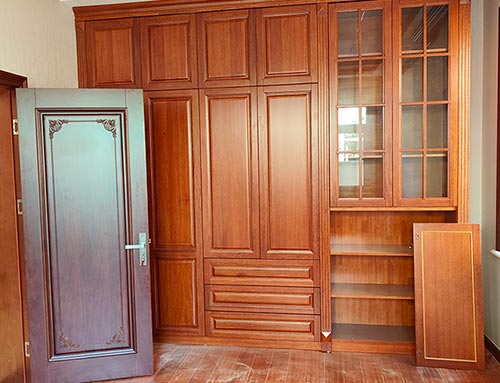 哈密中式家庭装修里定制的实木衣柜效果图